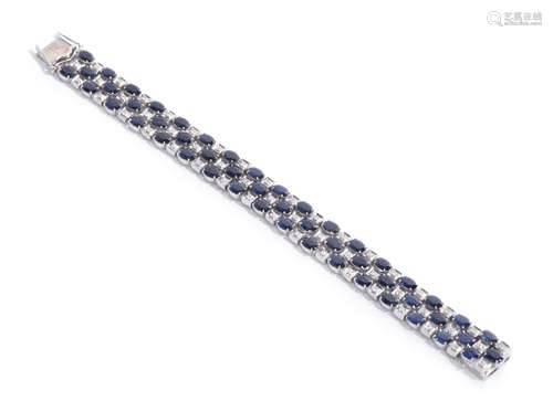 Kudsi bracelet en or gris .750 à décor de 51 saphirs ovales pour un total de 25 cts [...]