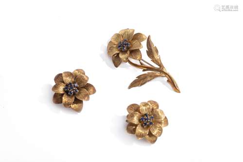 Paire de clips d'oreilles et broche à motif de fleurs en or .750 dont le pistil est [...]