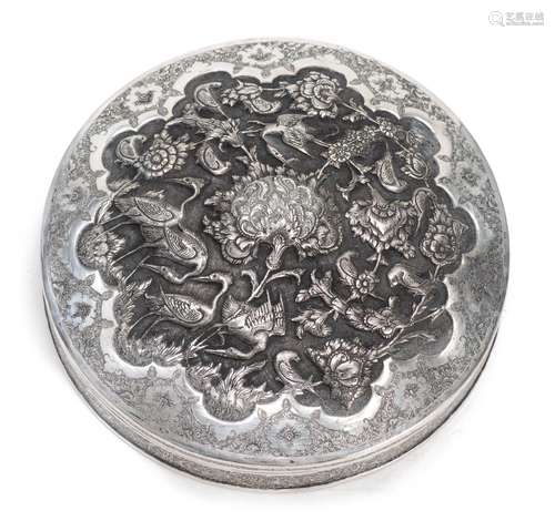 Boîte ronde en argent de Perse à décor ciselé et repoussé de fleurs et oiseaux. [...]