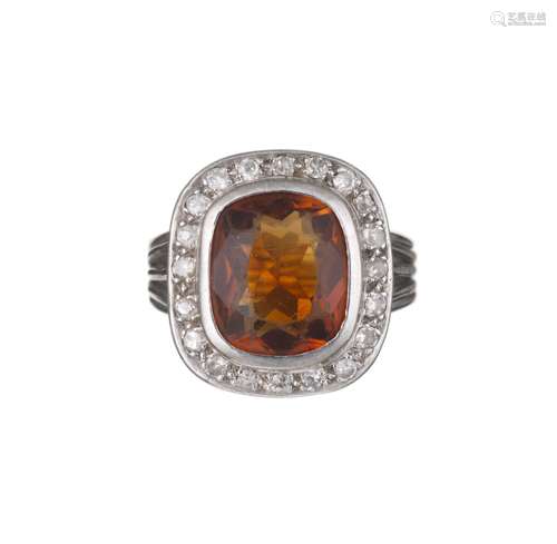 Bague en or blanc .750 avec une citrine couleur cognac sertie close entourée de 22 [...]