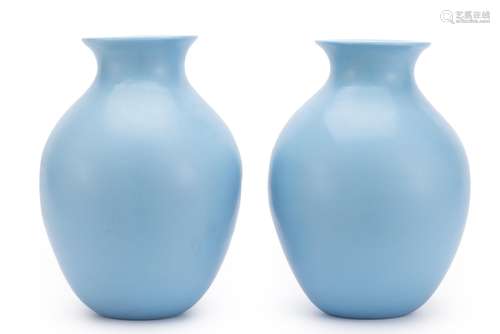 Paire de grands vases globulaires de Chine en pâte de verre opaque bleu pâle. à [...]