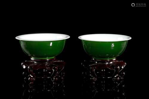 Paire de bols en verre de Pékin multicouche blanc et vert probablement début XXe. [...]