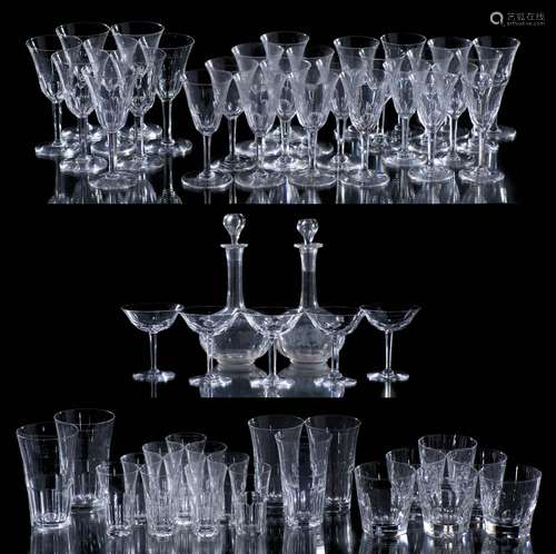 Service de verre en cristal inspiré du modèle Harcourt de Baccarat composé de : 2 [...]