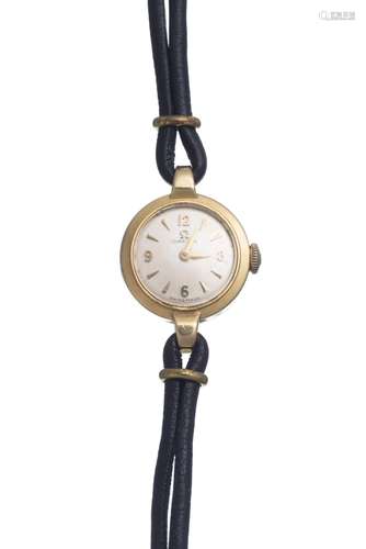 Oméga, montre-bracelet en or jaune .750 à boîtier rond, bracelet en cordon de cuir [...]