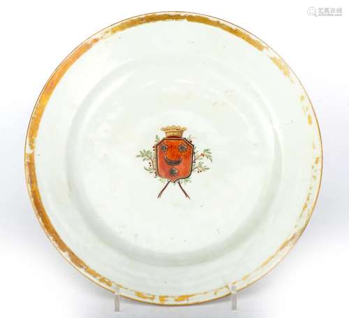 Assiette en porcelaine de Chine à décor central d'un blason : de gueule, chargé [...]