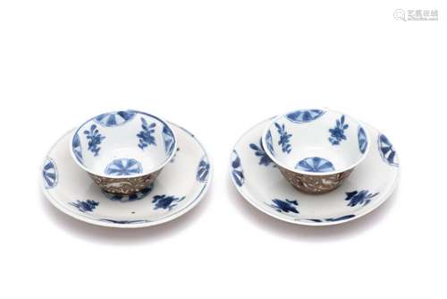 Deux coupes et coupelles en porcelaine de Chine à décor en sgraviato sur champ brun [...]