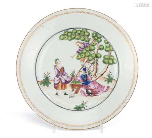 Assiette en porcelaine de Chine à décor en famille rose représentant la cueillette [...]