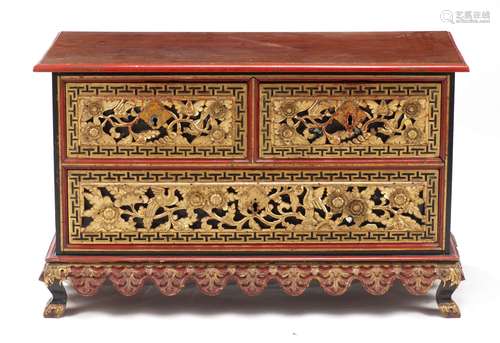 Commode chinoise Ningbo à 3 tiroirs en bois laqué rouge et or à décor ajouré, [...]