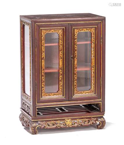 Vitrine chinoise Ningbo en bois laqué rouge et or et décor ajouré, à 2 portes et [...]