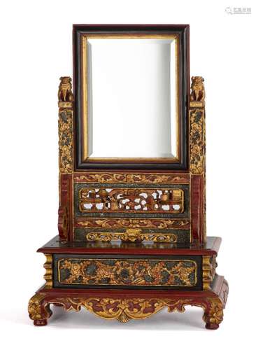 Coiffeuse chinoise Ningbo en bois laqué rouge et or à décor ajouré d'objets de [...]