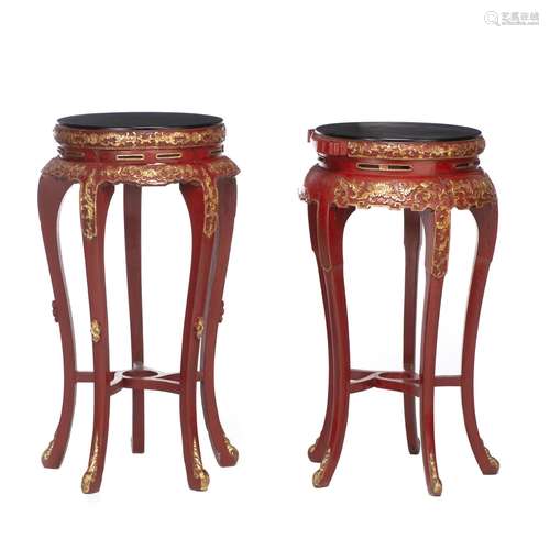 Paire de consoles chinoises Ningbo circulaires en bois laqué rouge, noir et or. H. [...]