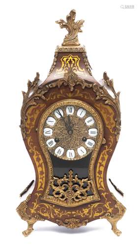 Pendule de type Neuchâteloise à décor en marqueterie de laiton de feuillages et [...]