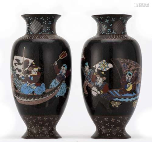 Paire de vases en cloisonné du Japon à décor de cortèges de personnages sur fond [...]