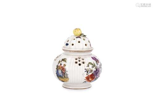 Pot-pourri en porcelaine de Meissen à décor de fleurs et scènes romantiques, [...]