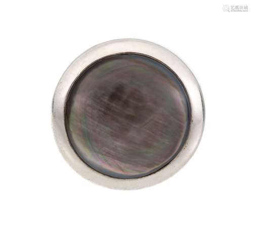 Bague en argent .925 sertie d'un disque en nacre noire. T. 55 Poids : 17.4 g - - [...]