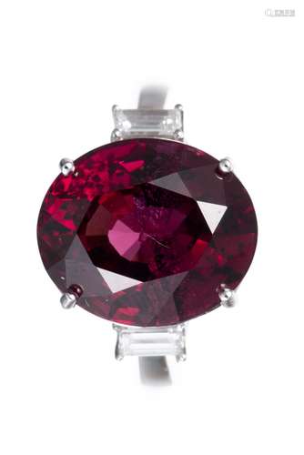 Bague en or gris .750, rhodolite pour 11.58 ct et deux diamants. N° de certificat : [...]