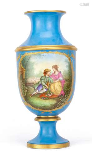 Grand vase en porcelaine de Sèvres à décor romantique en médaillon sur fond bleu [...]