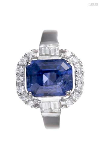 Bague en or gris .750 avec un saphir bleu de 4.6 ct et diamants. N° de certificat : [...]