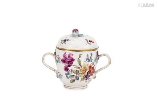 Meissen XVIIIe, tasse à chocolat à 2 anses et couvercle à prise en forme de fleur [...]