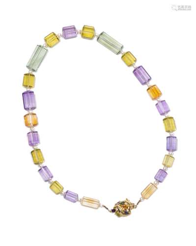 *Collier composé de pierres semi-pécieuses (citrines, améthystes, fluorites) et 24 [...]