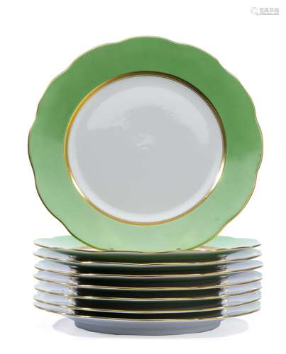 8 assiettes en porcelaine de Herend Hungary à marli vert et rehaut or. Diam. 28 cm - [...]