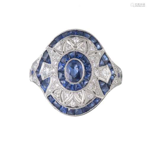 *Bague en platine .900 de style Art déco avec diamants et un saphir central de 0.4ct [...]