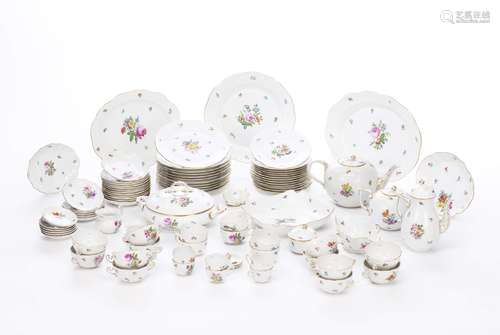 Service en porcelaine de Herend à décor aux fleurs comprenant 2 théières et une [...]