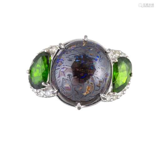 *Bague en or gris .750 avec une opale australienne de 13.2 cts, 2 diopsides pour un [...]