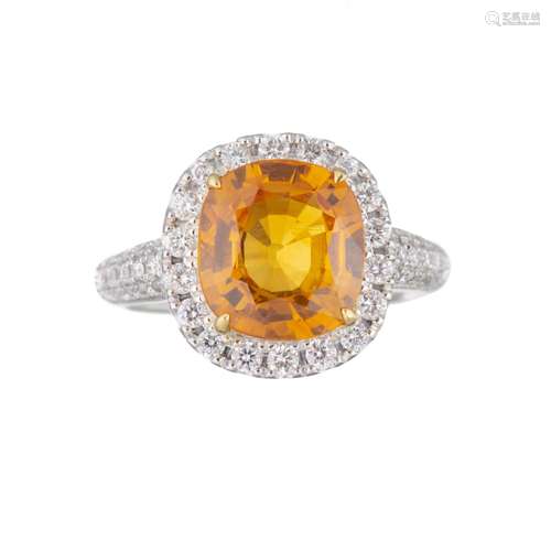 *Bague en or gris .750 avec un saphir jaune du Sri Lanka de taille coussin de 4.46 [...]