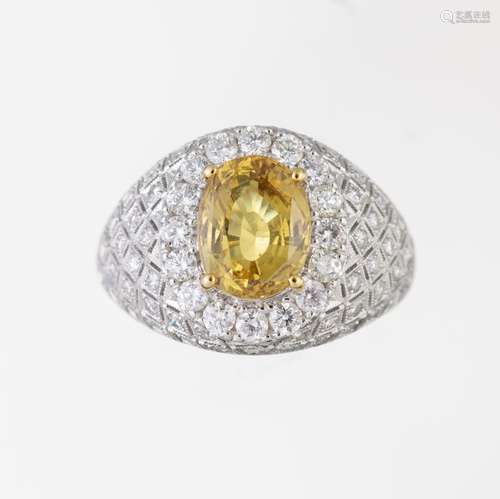 *Bague en or gris .750 avec un saphir jaune non chauffé serti à griffes de 3.09 cts [...]