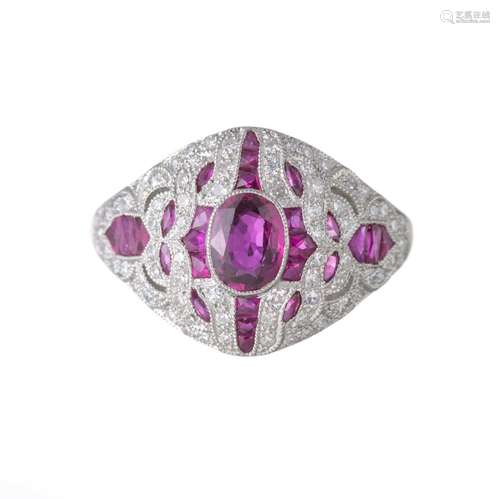 *Bague en platine .900 de style Art Déco avec un rubis non chauffé du Siam au [...]