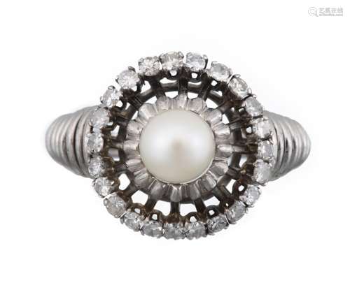 Bague en or gris .750 avec une perle centrale de 6.7 mm et un entourage de 24 [...]