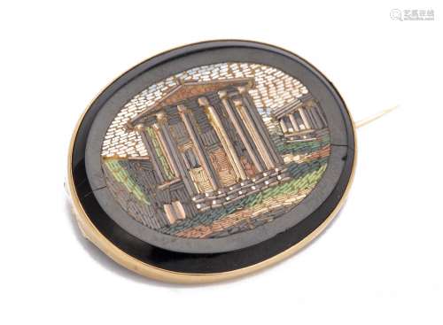 Broche en or jaune .750 avec micromosaïque de pierres représentant un temple romain [...]