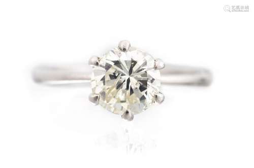 Bague solitaire en or .750 sertie d'un diamant de taille brillant de 1 ct. couleur K [...]