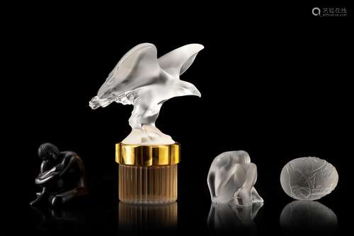 Ensemble de 4 pièces Lalique France : - Lalique France , flacon à parfum surmonté [...]