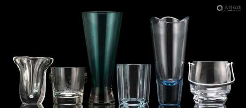 Ensemble de 6 vases en cristal transparent comprenant : - 1 vase mouvementé à 2 [...]