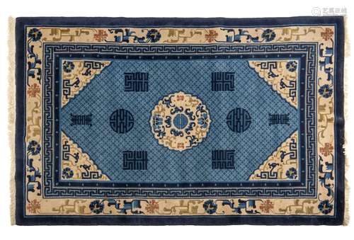 Tapis chinois Baotou à décor central d'un médaillon au caractère Shou (longue [...]