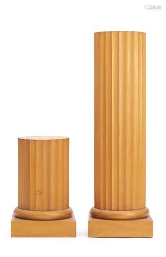 Ensemble de 2 colonnes en bois cannelé Art déco. H.50.2 cm et 106 cm - - Meubles - [...]