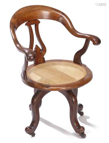 Fauteuil gondole de bureau tournant en acajou blond à dossier lyre et assise cannée [...]