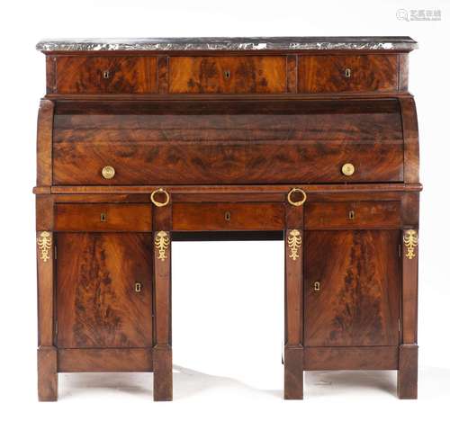 Bureau d'époque Empire en acajou flambé à 6 tiroirs et 2 portes en façade [...]