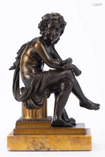 Anonyme, sculpture en bronze à patine noire, Ephèbe ou Bacchus drapé assis sur une [...]