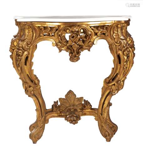 Console baroque en bois doré à décor de roses, à 4 pieds et dessus de marbre [...]