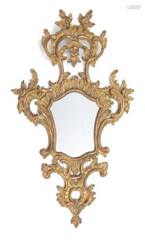 Miroir de style rocaille en bois et stuc doré à large fronton, décor de coquilles [...]