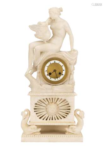 Pendule de cheminée en marbre blanc avec socle ajouré au symbole du Roi soleil [...]