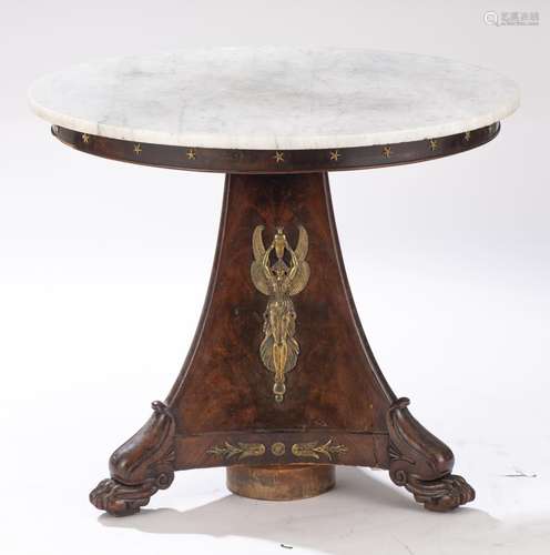 Table ronde d'époque Empire en acajou à pied central terminé par trois patins à [...]