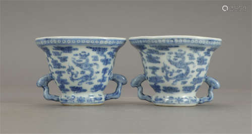 A PAIR OF CHINESE BLUE AND WHITE DRAGON PATTERN HANDLE SQUARE CUP