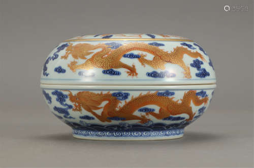 CHINESE BLUE AND WHITE PORCELAIN DRAGON PATTERN LIDDED BOX