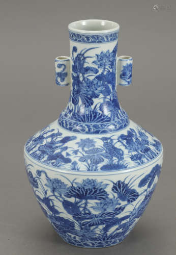 CHINESE BLUE AND WHITE PORCELAIN FLOWER ARROW VASE