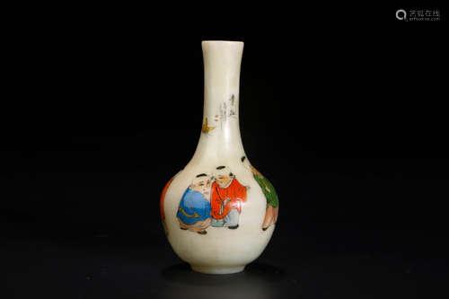 A Chinese Glassware Vase Ornament