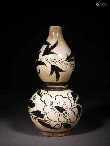A Chinese Cizhou Kiln Floral Porcelain Gourd-shaped Vase